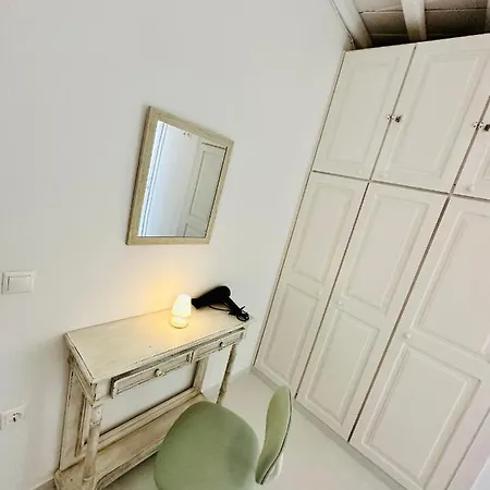 Golden Horizon Apartment *