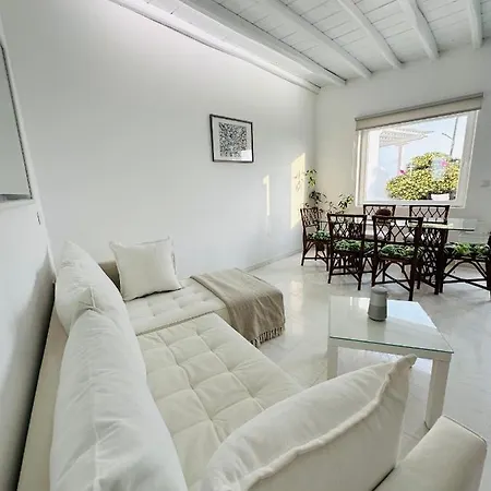 Golden Horizon Apartment *